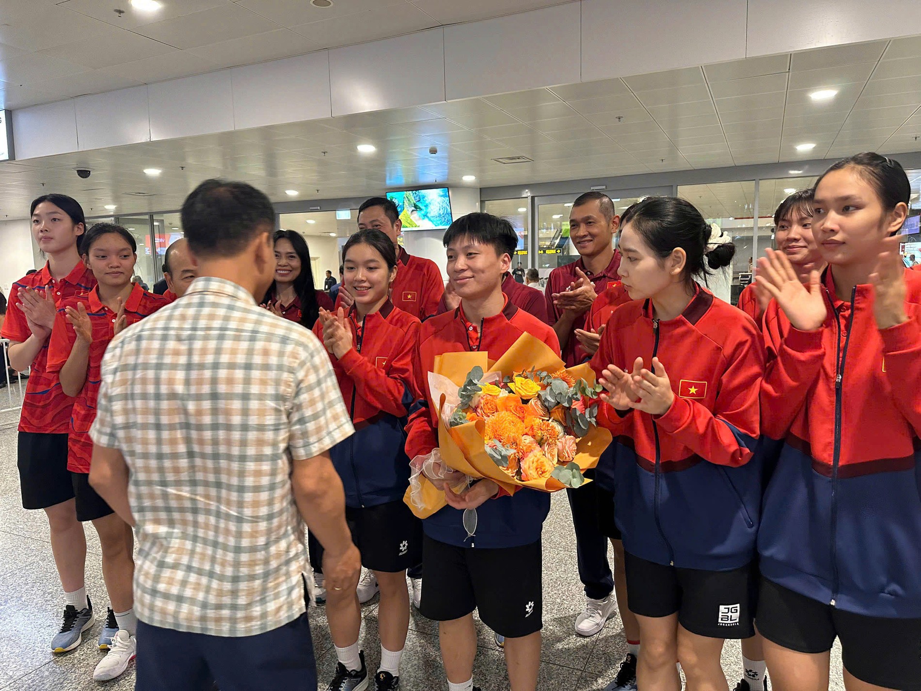 南女排回国, 维亚女排提, 后来印尼女